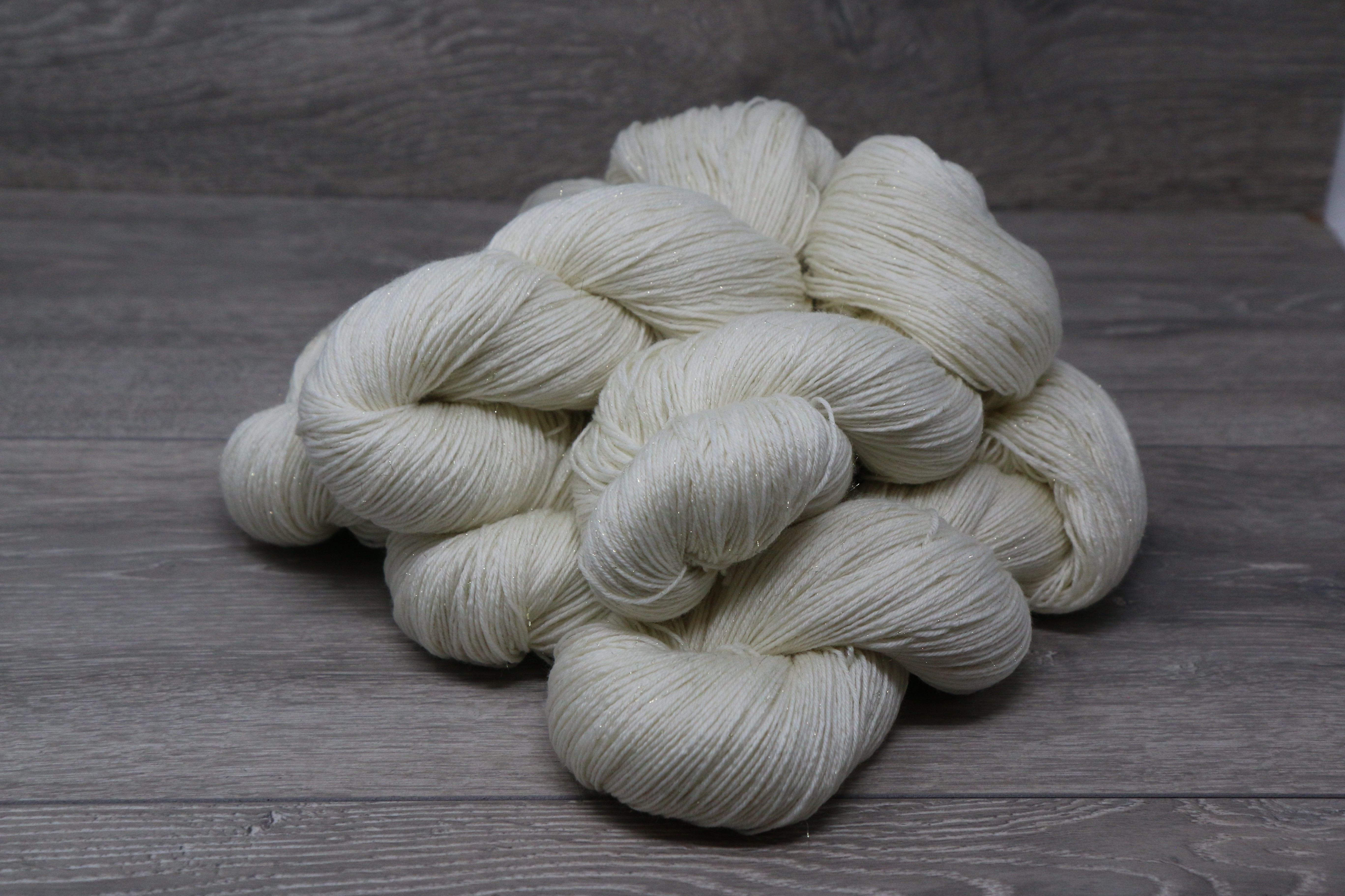 4ply Deluxe Sock Weight 80% Superwash Extrafine (19.5 micron) Merino 15% nylon 5% Gold Stellina 5  x 100g Pack