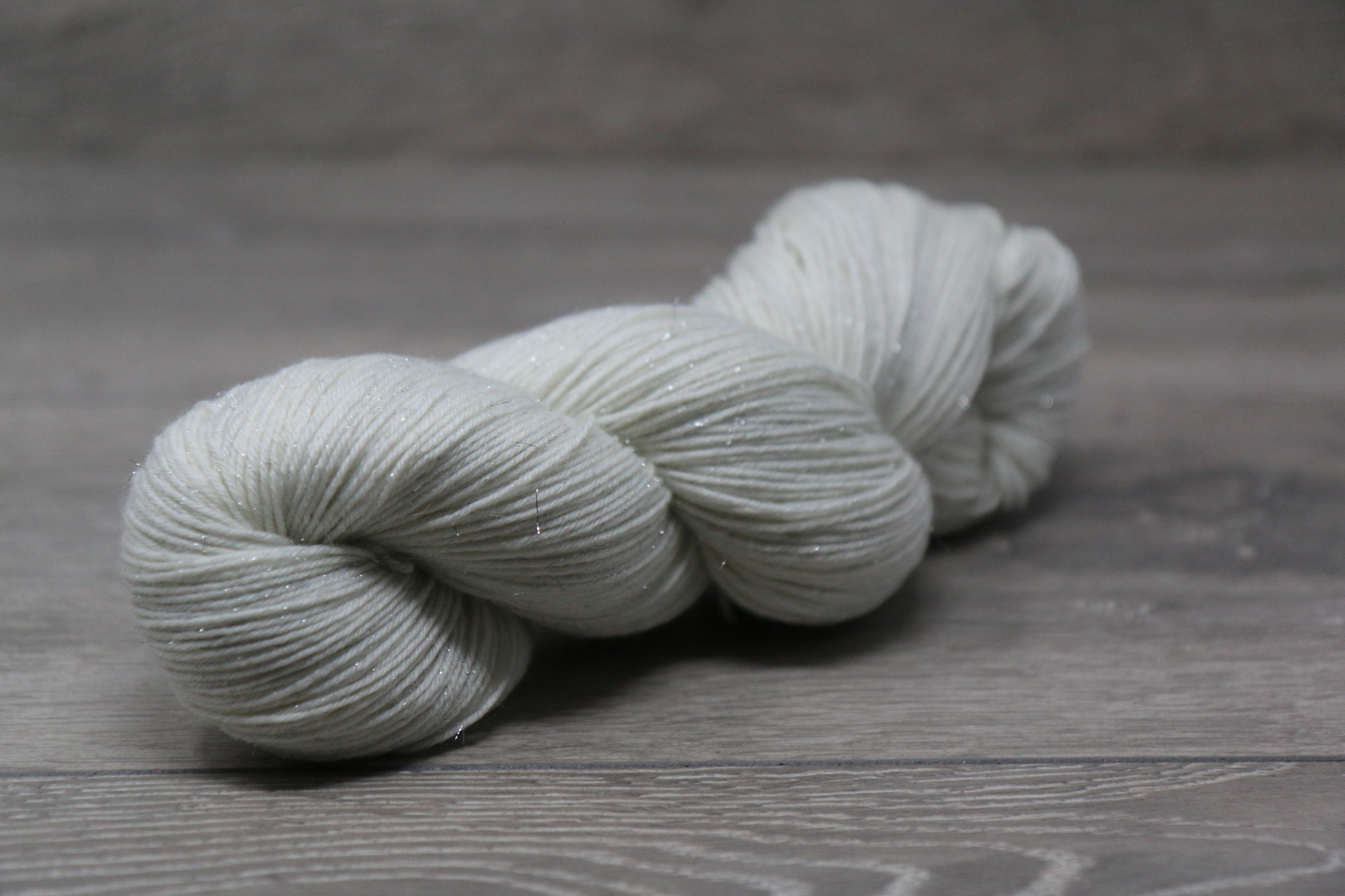 4ply Deluxe Sock Weight 75% Superwash Extrafine (19.5 micron) Merino 15% nylon 10% Silver Stellina 1 x 100g Hank